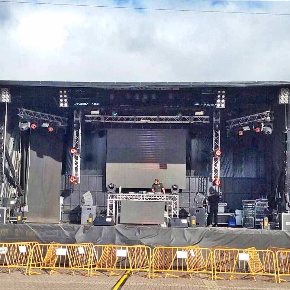 Alquiler de escenario m�vil con sonido, iluminaci�n y pantallas LED