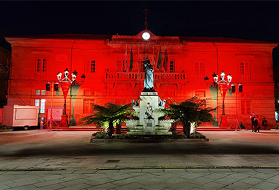 iluminando fachadas de edificios fiestas de San Telmo