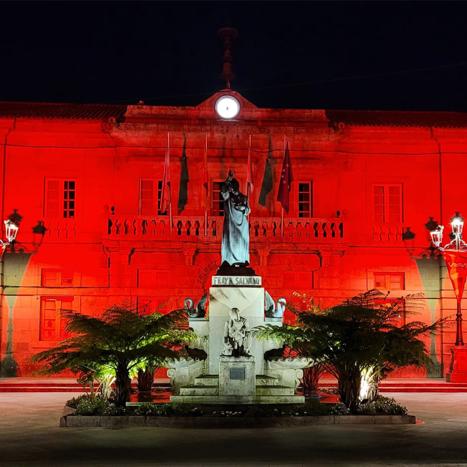 Iluminaci�n arquitectural edificio institucional